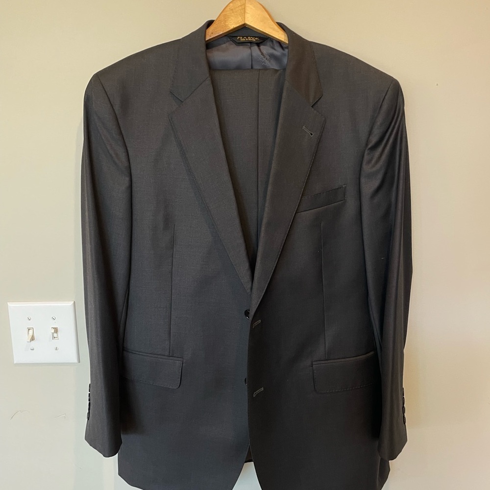 JOSABANK Signature Gold Suit 42R with Pleated Pants